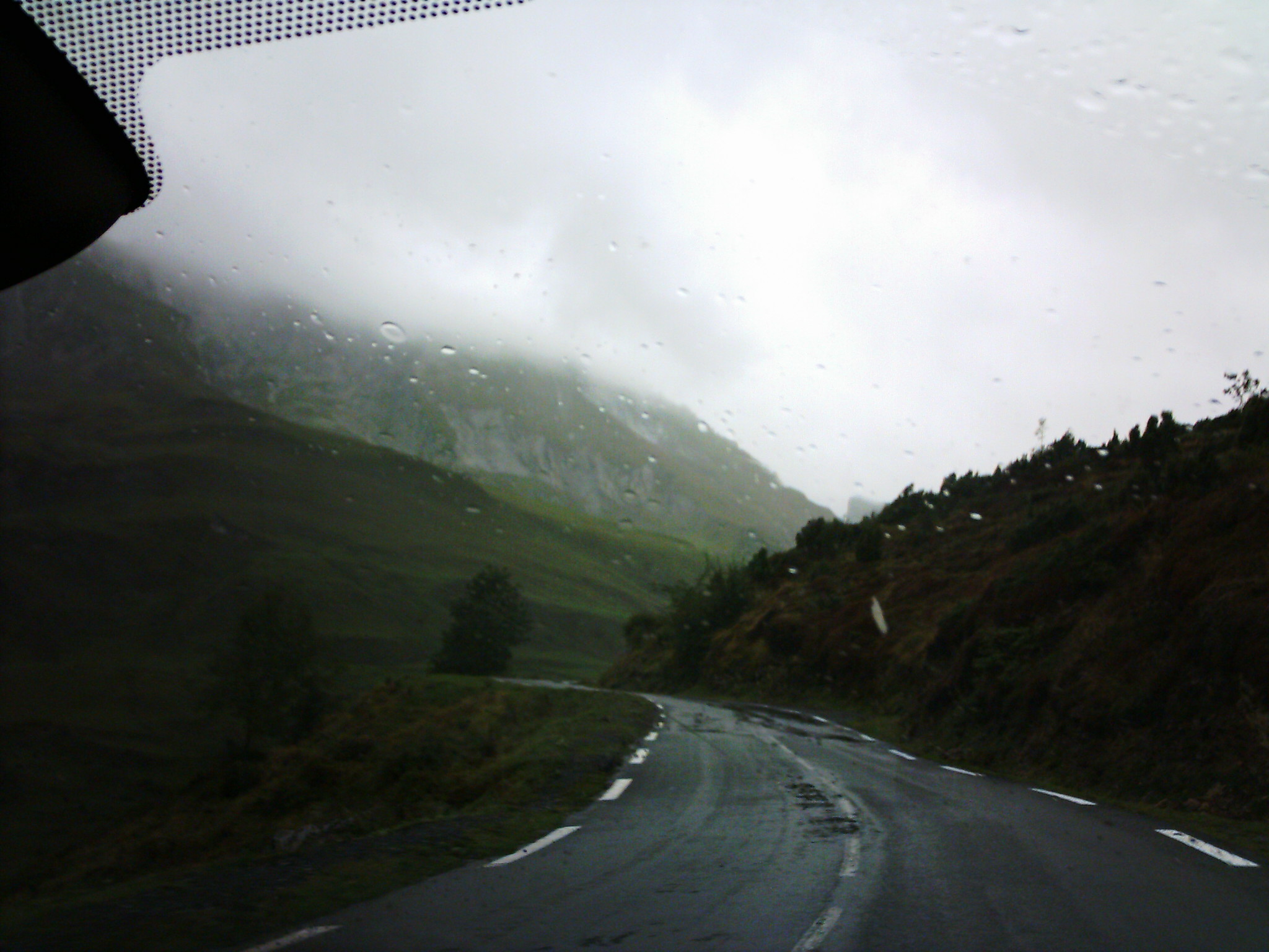 Dos en la carretera pirineos